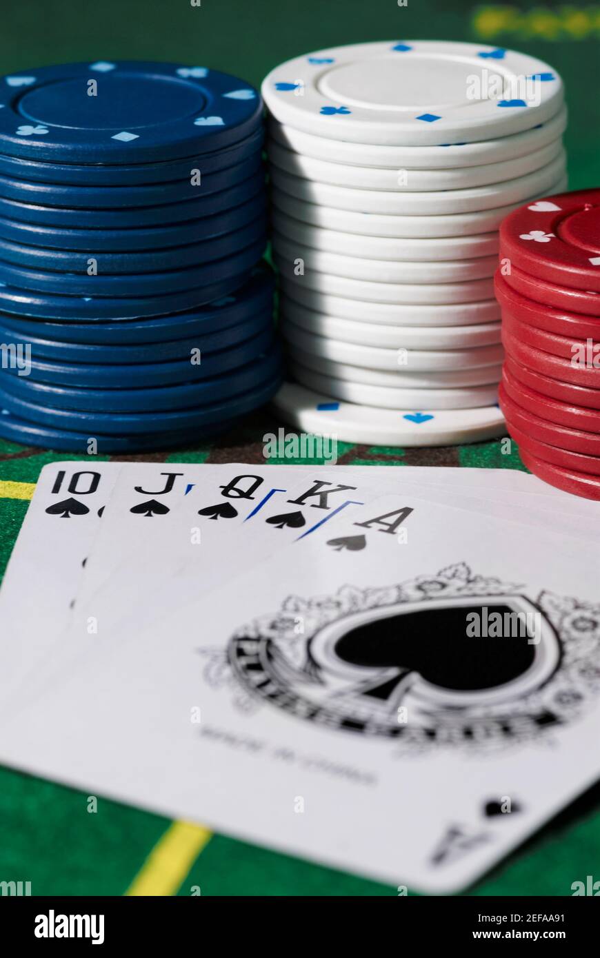 Nahaufnahme des Pik-Pokers mit Spielchips auf Ein Spieltisch Stockfoto