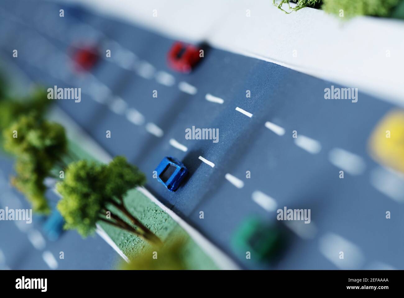 Hochwinkelansicht eines architektonischen Modells einer Autobahn Mit Verkehr Stockfoto
