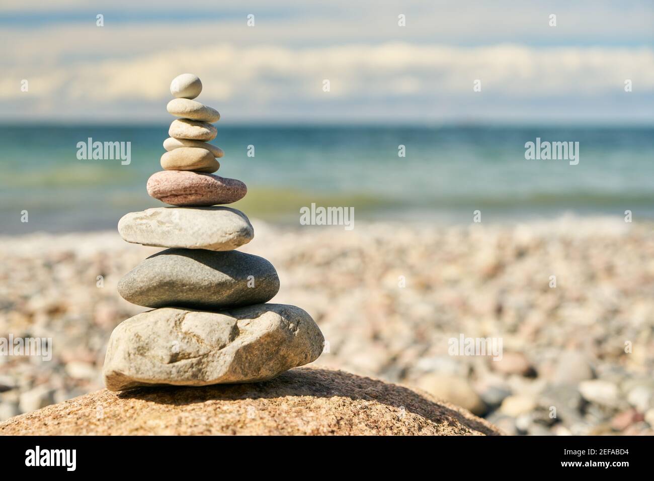 Steinstapel als Zen und Balance Konzept auf Der Strand am Meer Stockfoto
