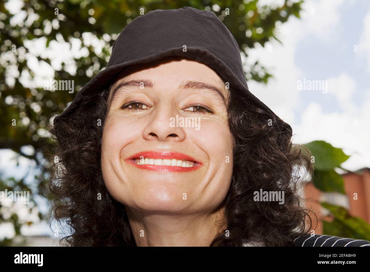 Porträt einer Mitte erwachsenen Frau lächelnd Stockfoto
