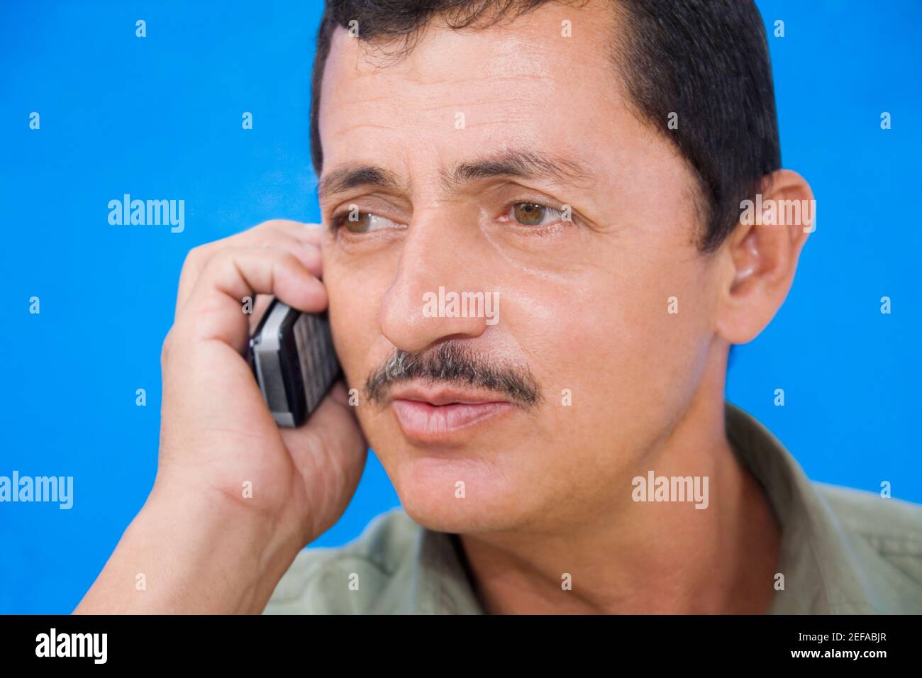 Nahaufnahme eines reifen Mannes telefonieren mit einem Handy Stockfoto