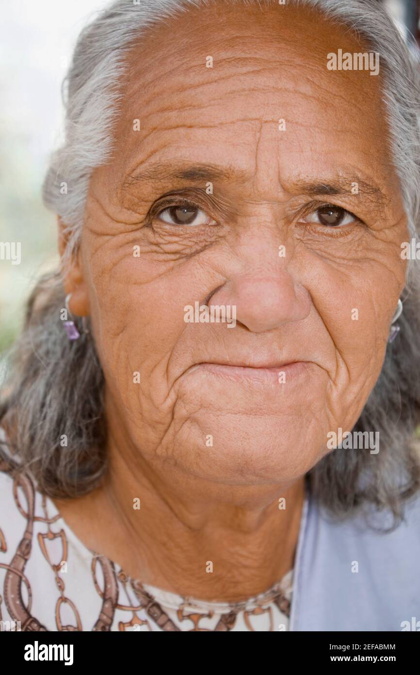 Portrait einer älteren Frau lächelnd Stockfoto