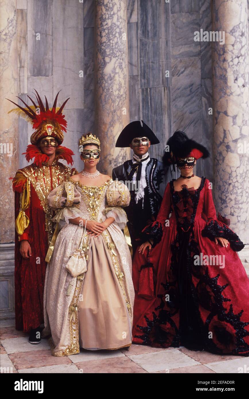 Zwei Männer und zwei Frauen in Kostümen, Venedig, Venetien, Italien Stockfoto