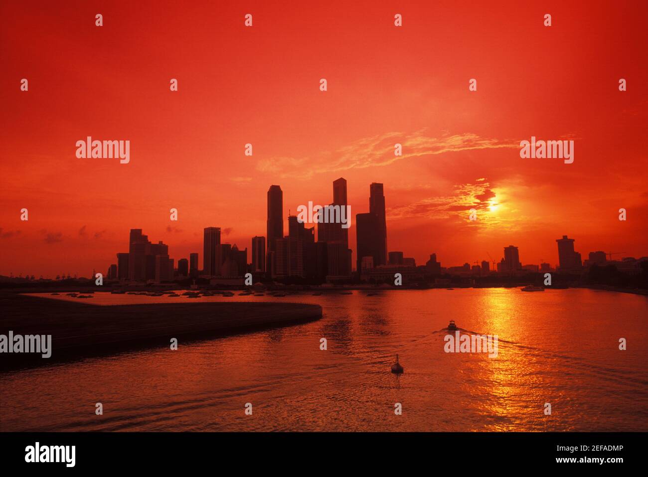 Silhouette von Gebäuden an der Uferpromenade, Singapur Stockfoto