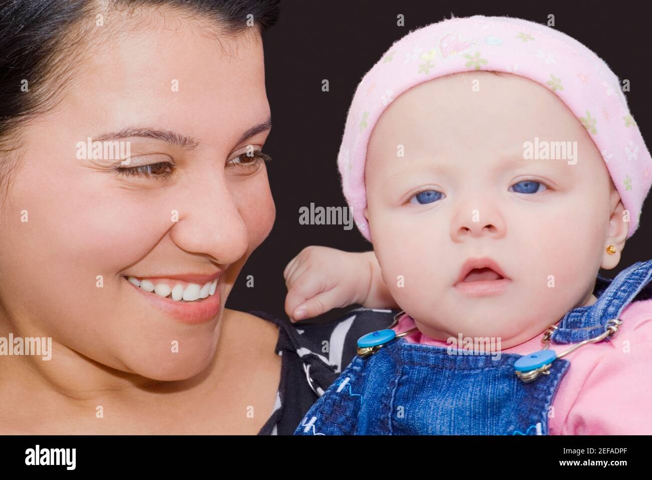 Nahaufnahme einer jungen Frau, die ihren Sohn hält Stockfoto