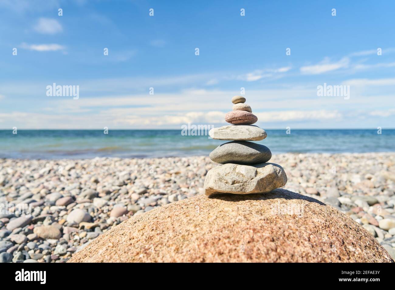 Steinhaufen als Zen und Feng Shui Gleichgewicht Konzept am Strand am Meer Stockfoto