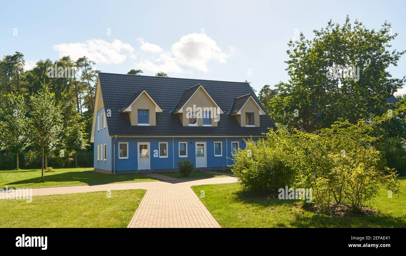 Neues großes Einfamilienhaus mit einem gepflegten Garten im Landschaft im Sommer Stockfoto