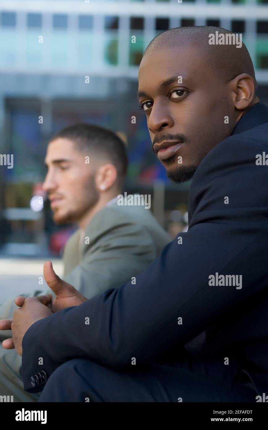 Seitenprofil eines Geschäftsmannes, der sitzt und denkt Stockfoto