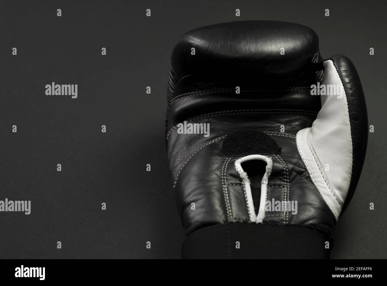 Nahaufnahme eines schwarzen Boxhandschuh Stockfoto