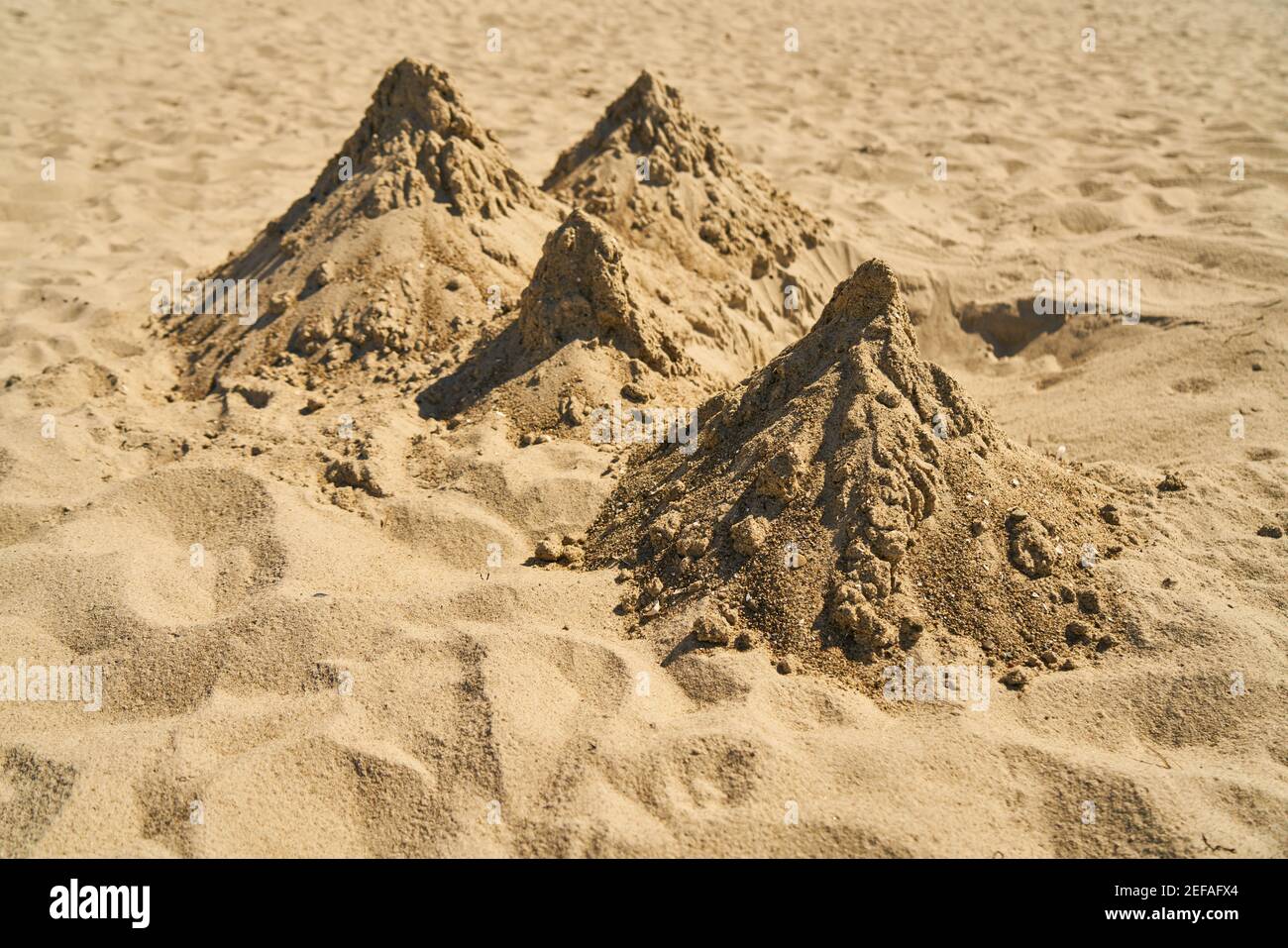 Bauen Sie eine Sandburg oder Kleckerburg am Sandstrand Im Sommer Stockfoto