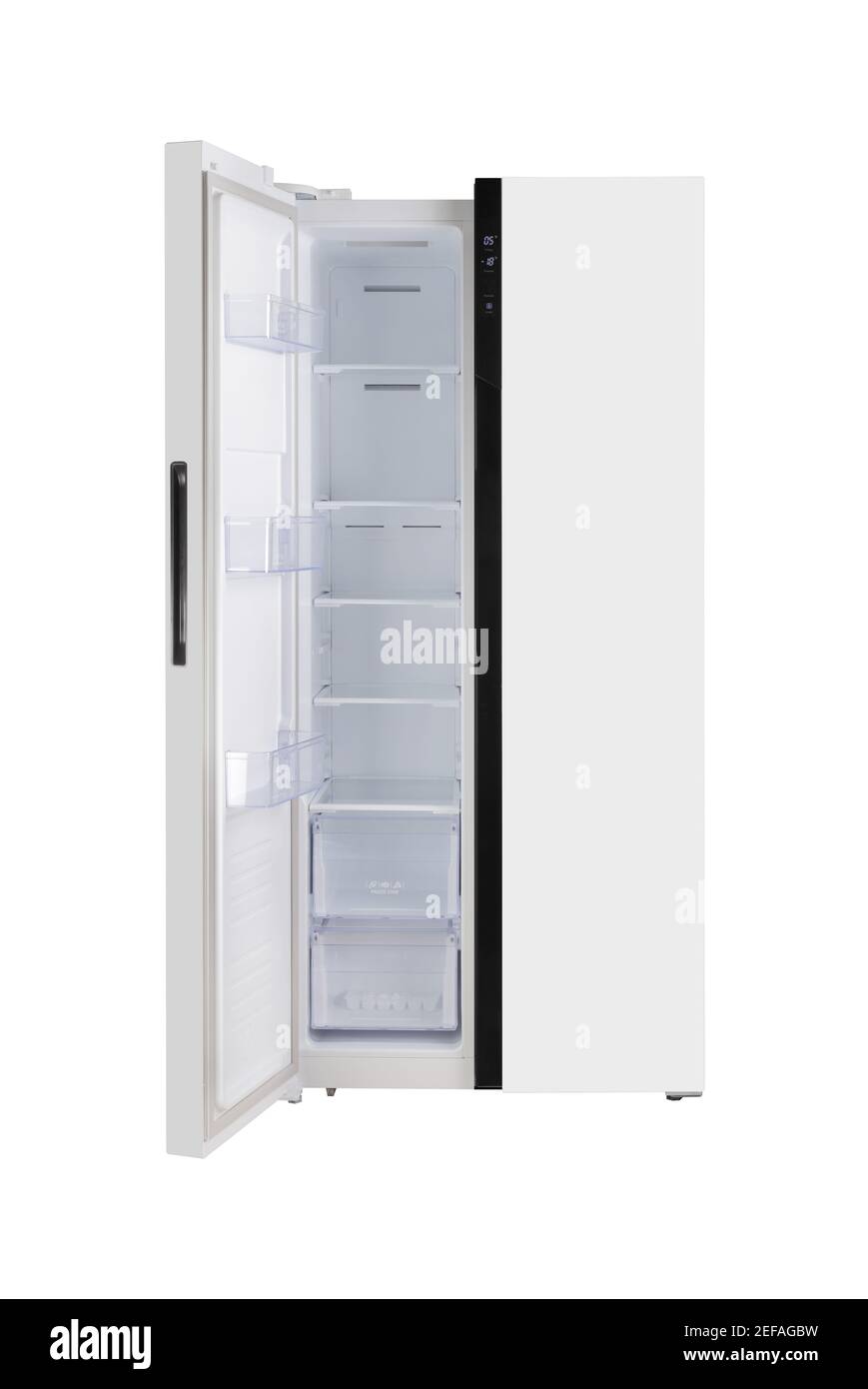 Hauptgerät – Vorderansicht weiß, Tür links offen, zweitürig, seitlich, Kühlschrank, auf weißem Hintergrund. Isoliert Stockfoto