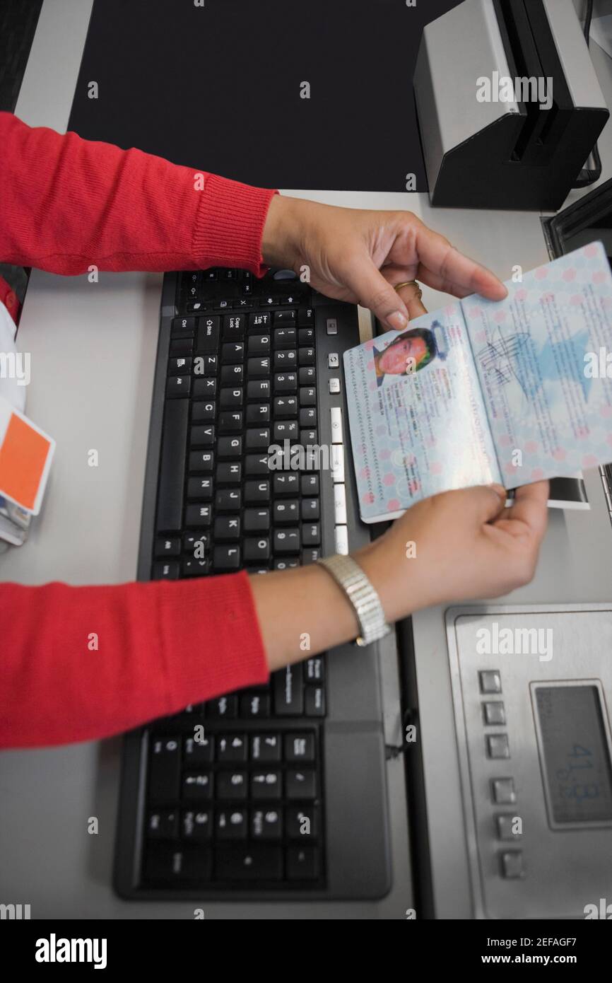 Blick aus der Perspektive eines Check_in-Assistenten der Fluggesellschaft, der ein Check-in durchgeführt hat Reisepass Stockfoto