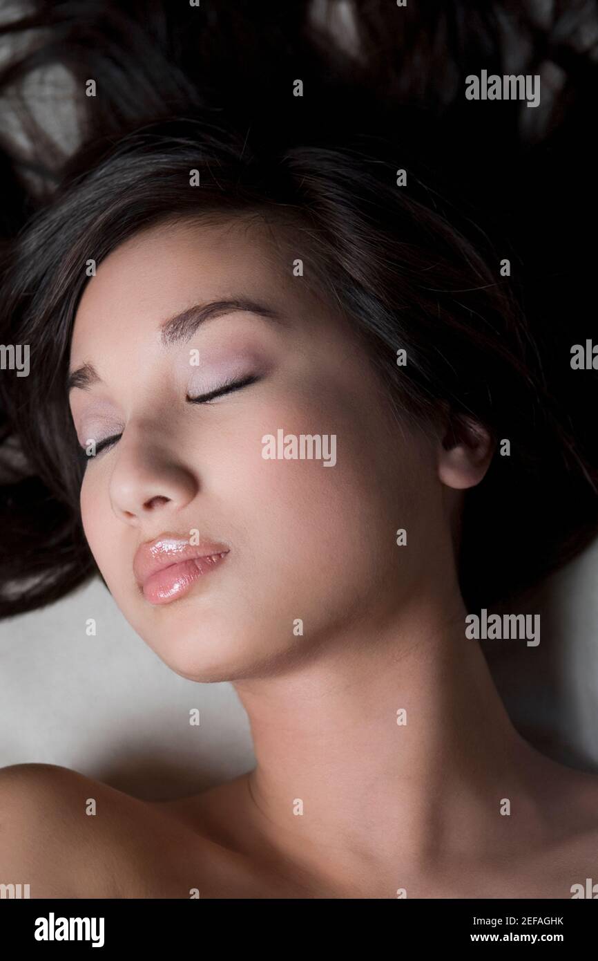 Nahaufnahme einer jungen Frau, die auf einem Massageliegen schläft Stockfoto