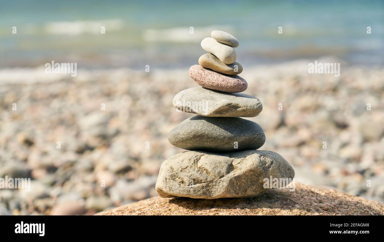 Hoher Steinhaufen als Zen-Buddhismus-Meditationskonzept Der Strand am Meer Stockfoto
