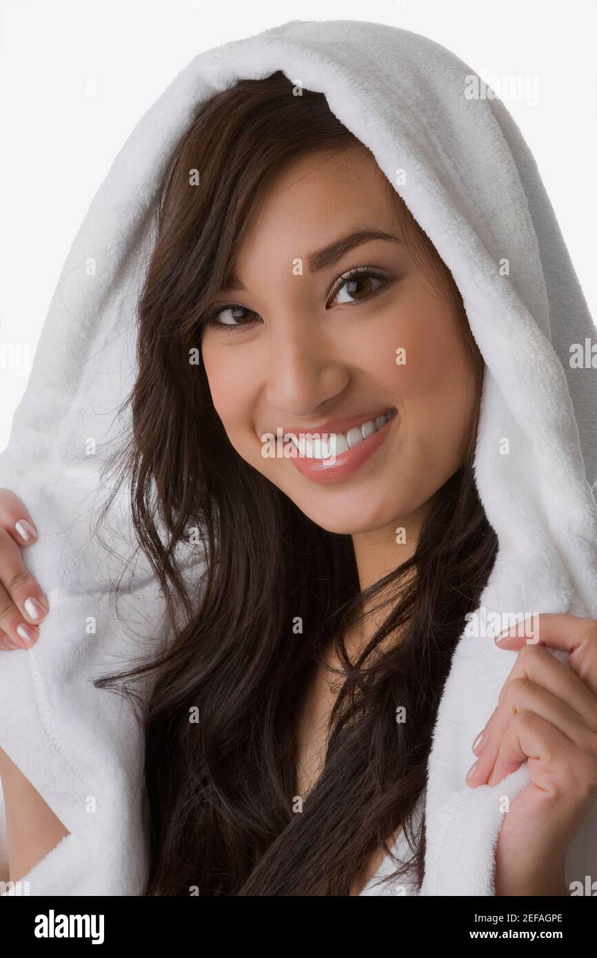 Nahaufnahme einer jungen Frau in ein Handtuch gewickelt und Lächelnd Stockfoto