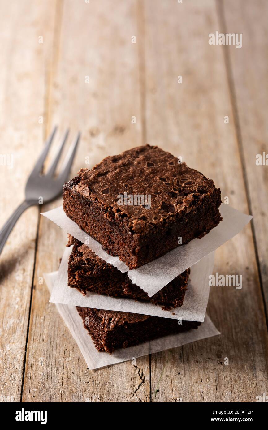Hausgemachte Brownies auf Holztisch Stockfoto