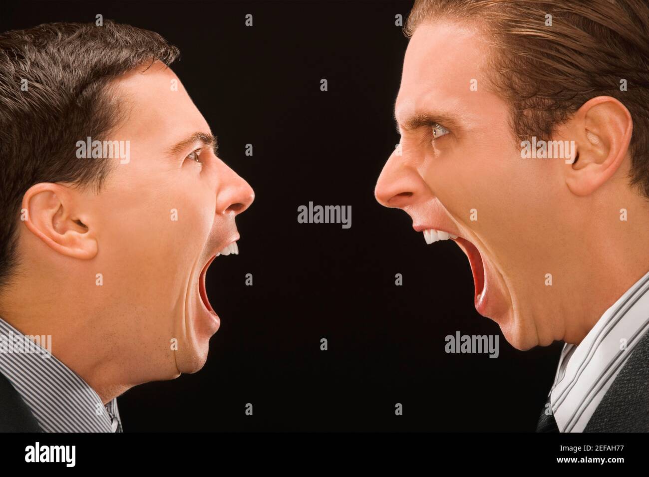 Nahaufnahme von zwei Geschäftsleuten, die einander anschreien Stockfoto