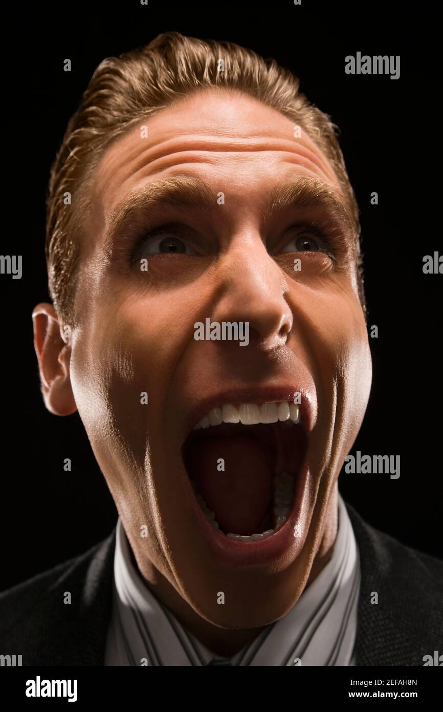 Nahaufnahme eines Geschäftsmannes, der schreit Stockfoto