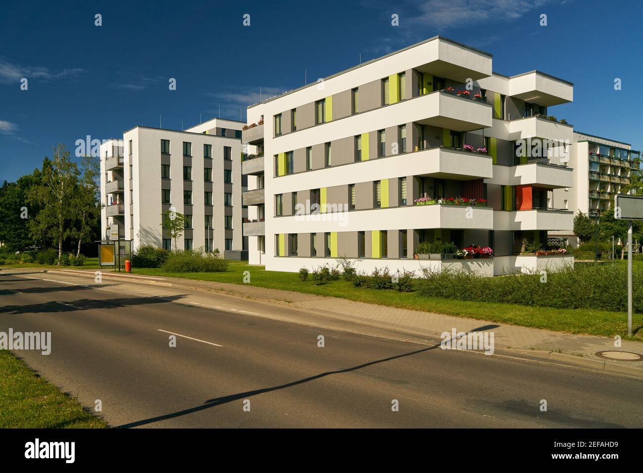 Wohngebiet mit Mehrfamilienhäusern in einer vorgefertigten Wohnanlage Im Sommer in der Stadt Stockfoto
