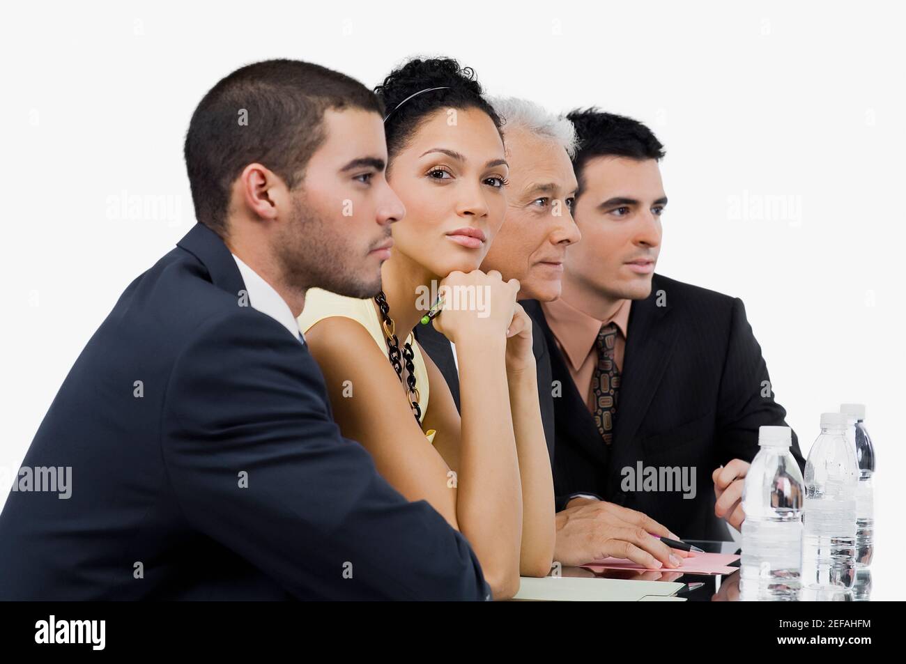 Drei Geschäftsleute und eine Geschäftsfrau bei einem Treffen in einem Konferenzraum Stockfoto