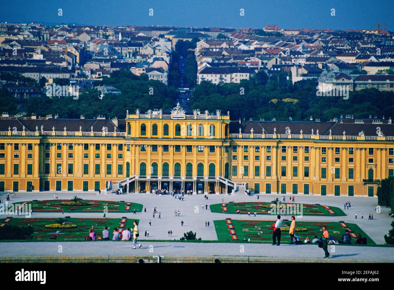 Blick von Touristen vor einem Schloss, Schloss Schönbrunn, Wien, Österreich Stockfoto