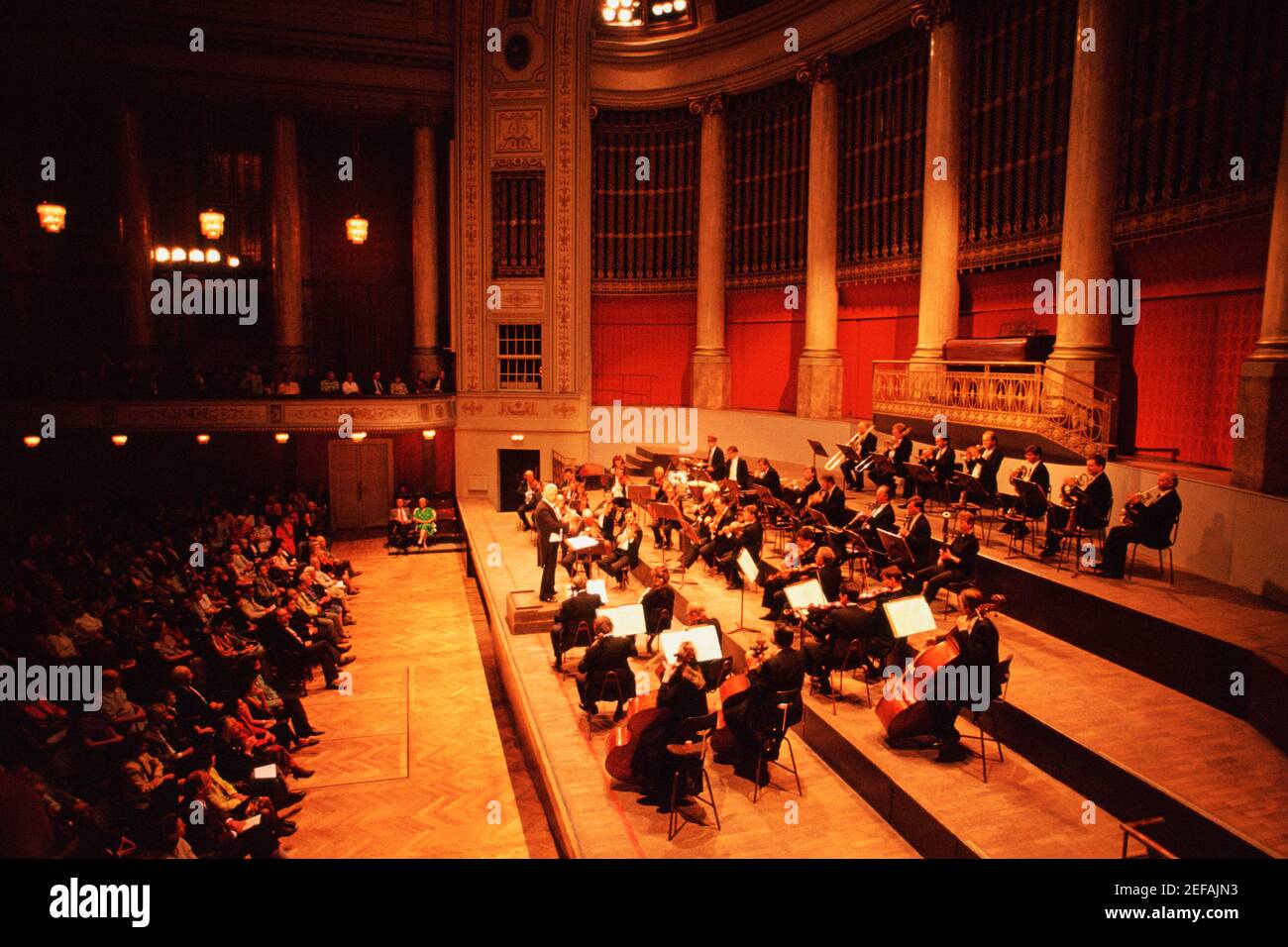 Blick auf Musiker, die bei einem Konzert spielen, Hofburg Concert Orchestra, Hofburg Palace, Wien, Österreich Stockfoto