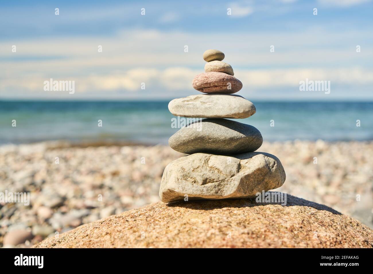 Gestapelte Steine als Zen-Meditationskonzept am Strand Der Ostsee Stockfoto