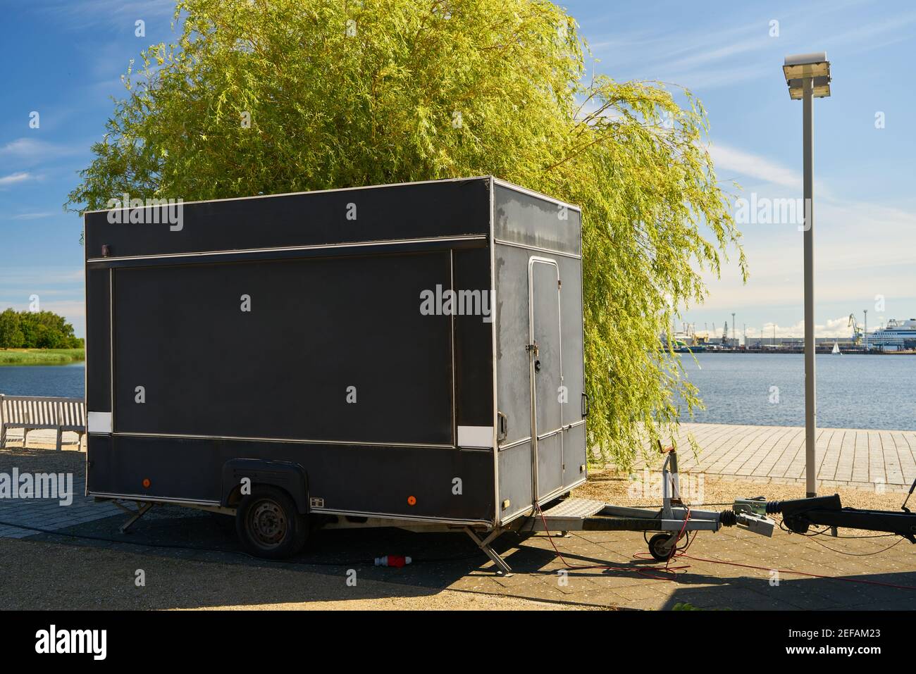 Dark Food Truck Anhänger als Foodtruck-Mock-up-Vorlage Stockfoto