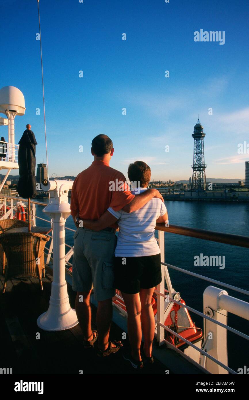 Rückansicht eines Mannes und einer Frau, die auf einem Kreuzfahrtschiff stehen, Spanien Stockfoto