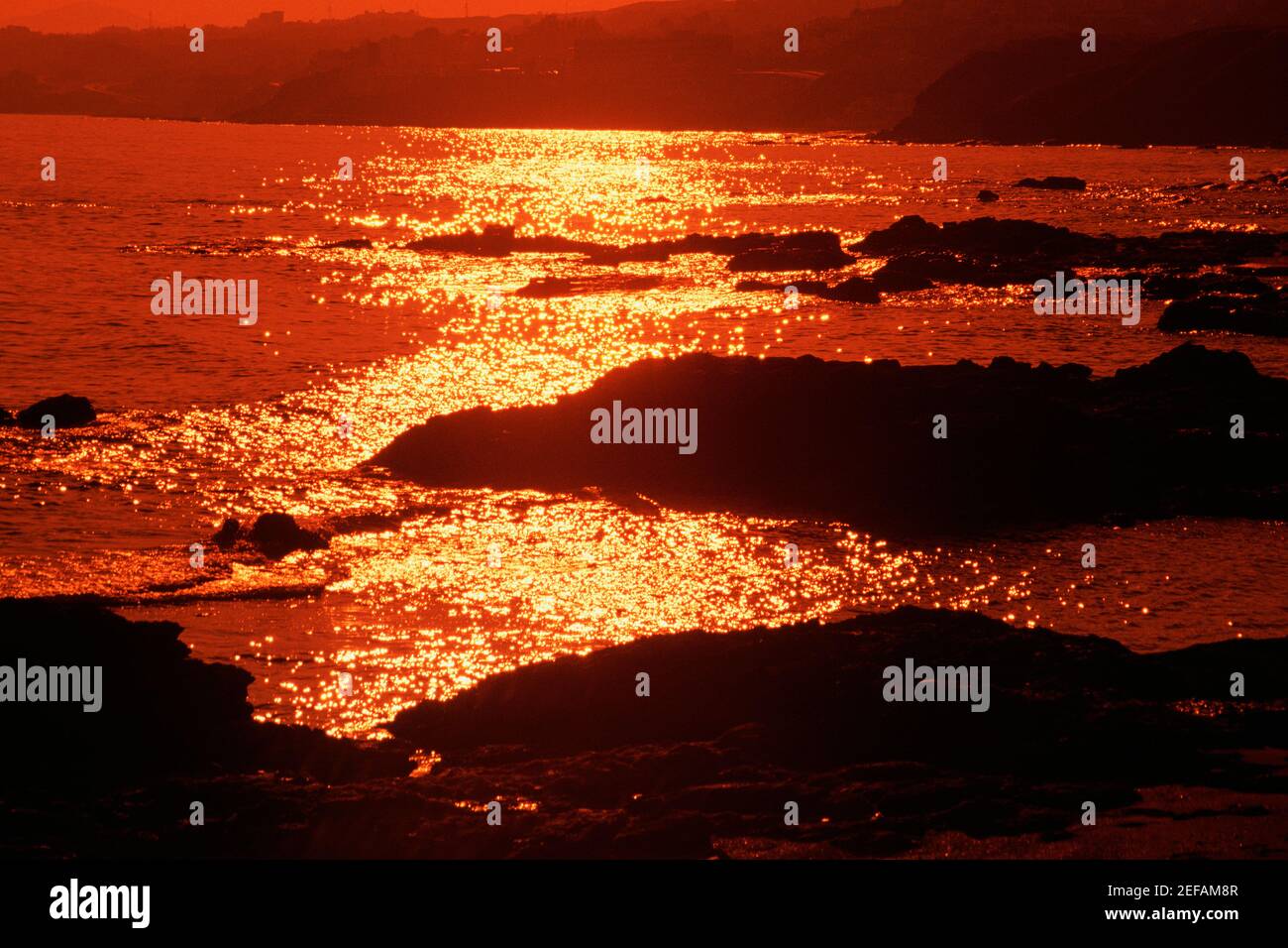 Blick auf Felsen im Meer, Costa del Sol, Andalusien, Spanien Stockfoto