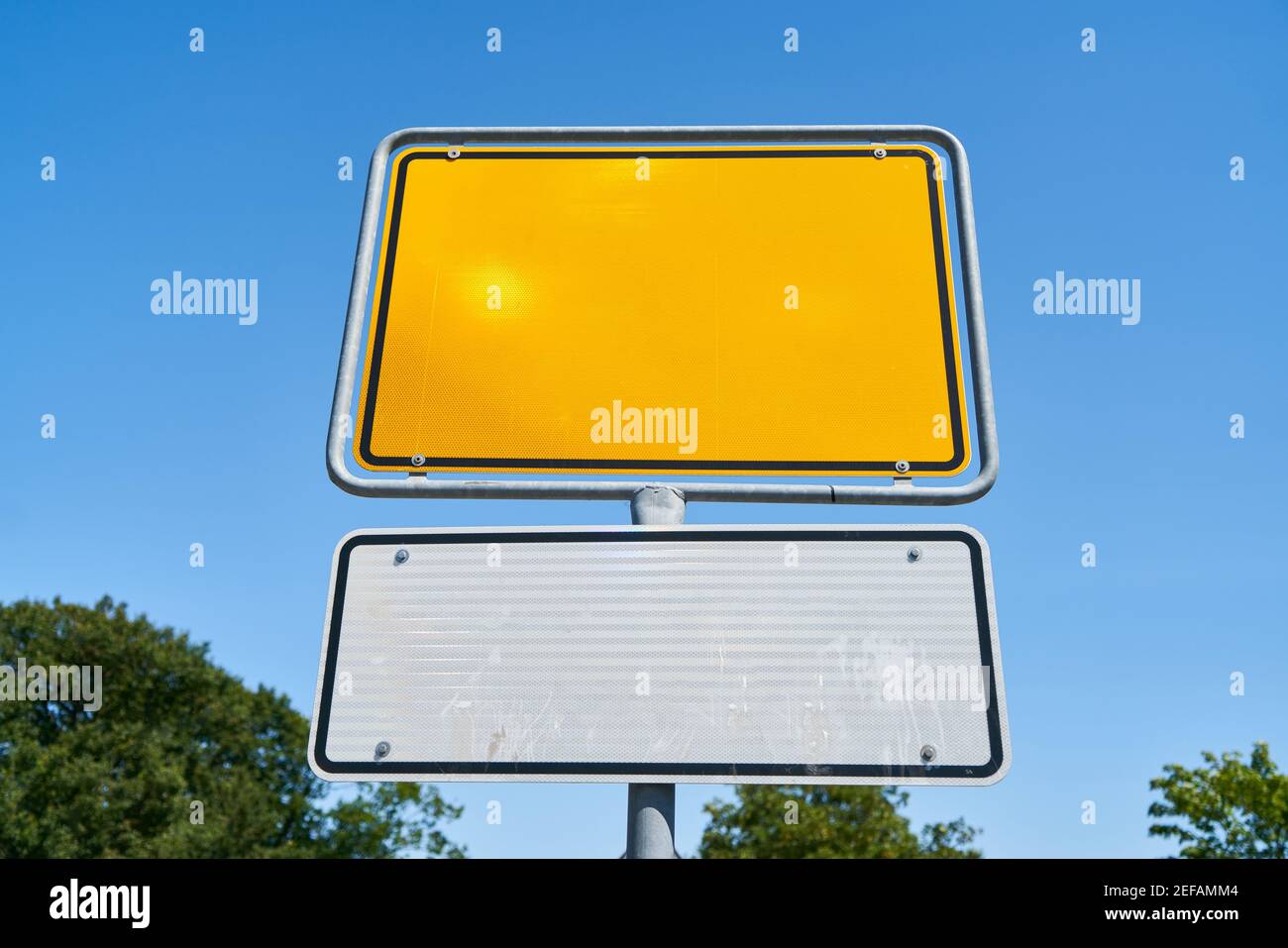 Leere gelbe Ortsnamen-Zeichen-Vorlage in Deutschland gegen ein Blau Himmel Stockfoto