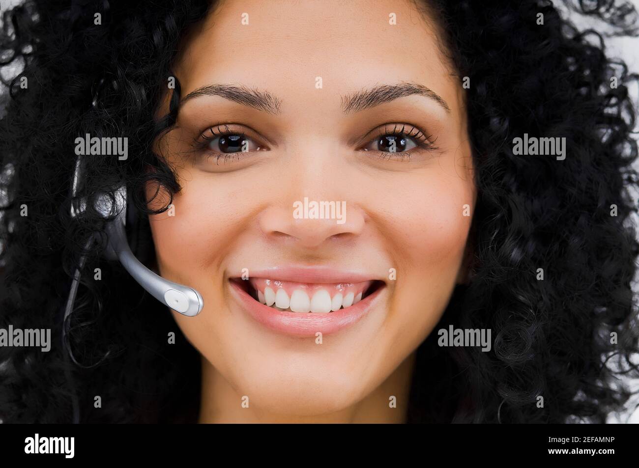 Nahaufnahme einer Kundendienstvertreterin mit Headset Stockfoto
