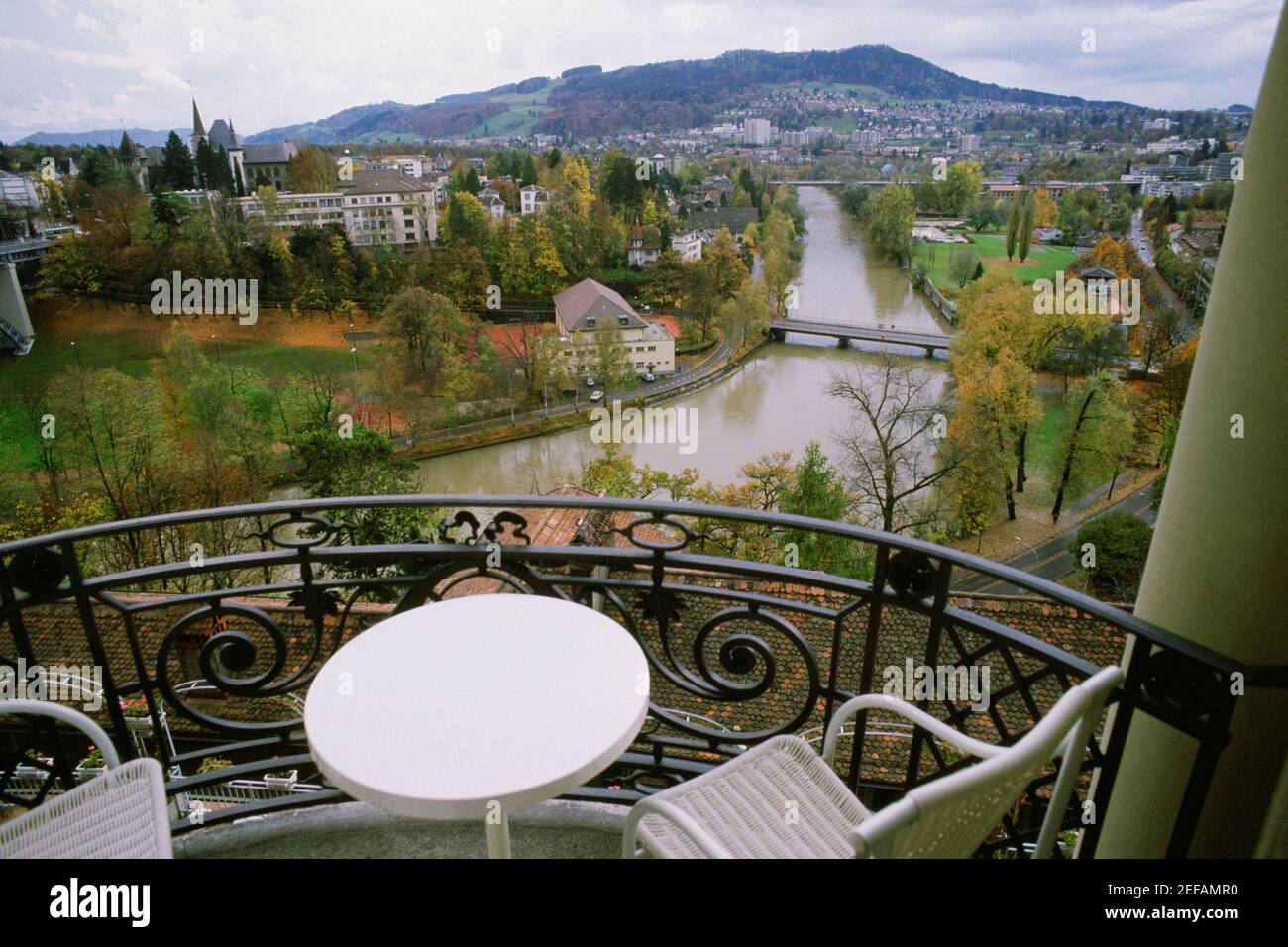 Blick auf einen Stuhl und einen Tisch im Balkon, Hotel Bellevue Palace, Bern, Kanton Bern, Schweiz Stockfoto