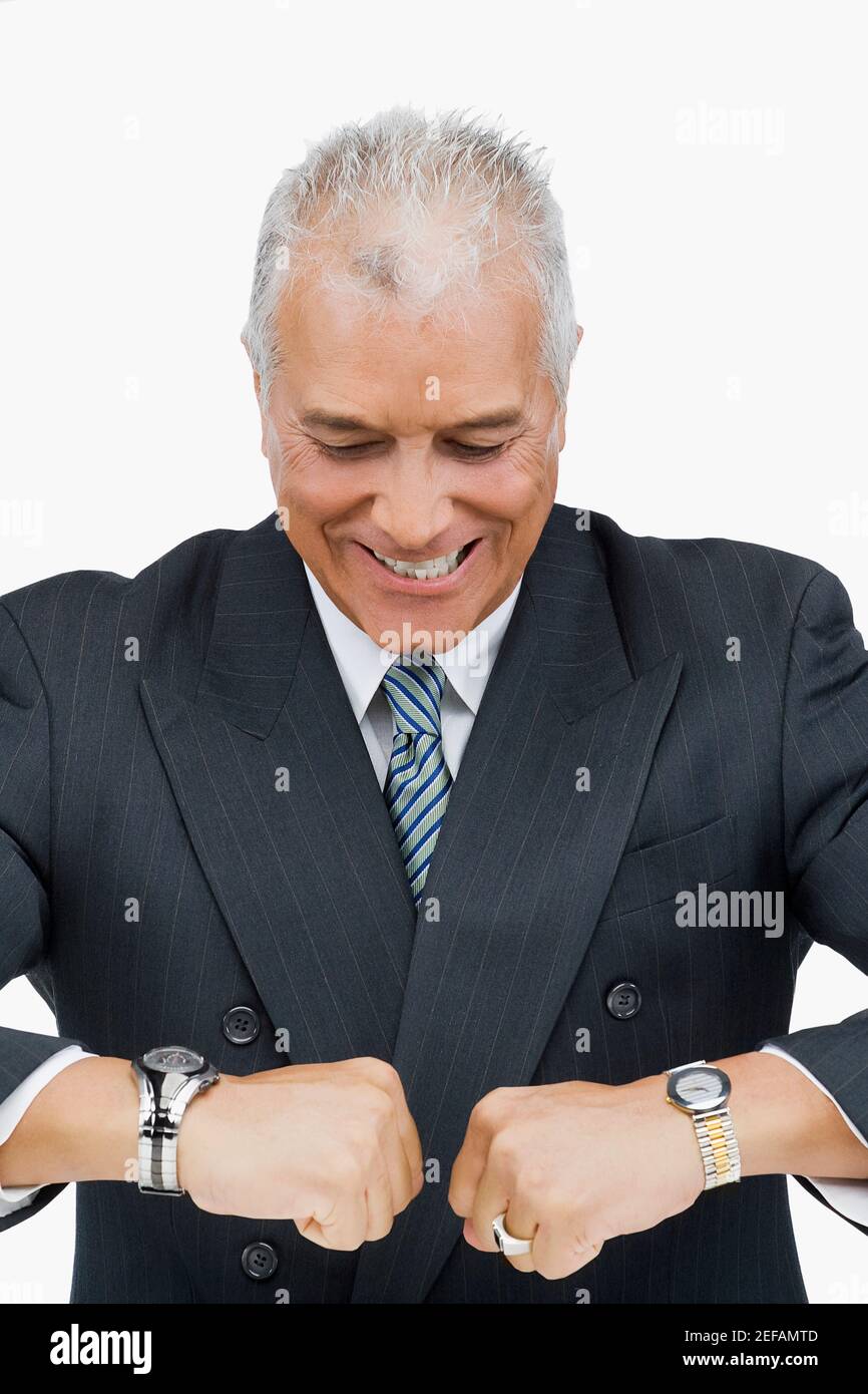 Nahaufnahme eines Geschäftsmannes, der seine Armbanduhren betrachtet Stockfoto