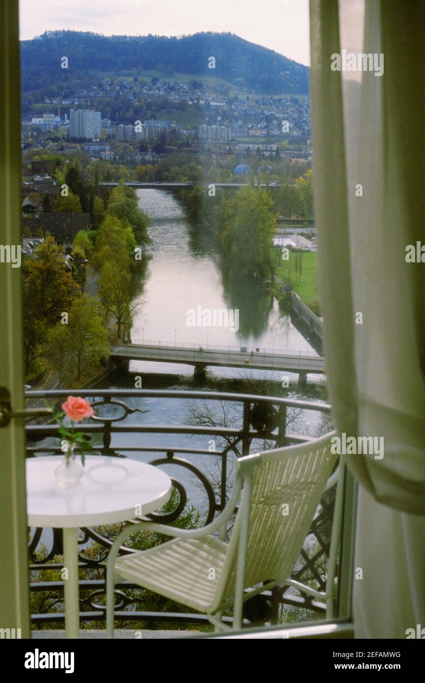 Blick auf einen Stuhl und einen Tisch im Balkon, Hotel Bellevue Palace,  Bern, Kanton Bern, Schweiz Stockfotografie - Alamy
