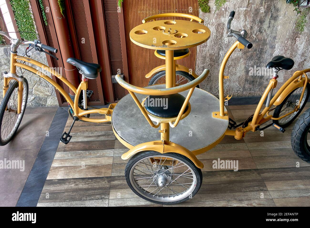 Ungewöhnliches Fahrrad Gelenktandemal für 4 Personen mit mittig montiert Sitze und Tisch Stockfoto
