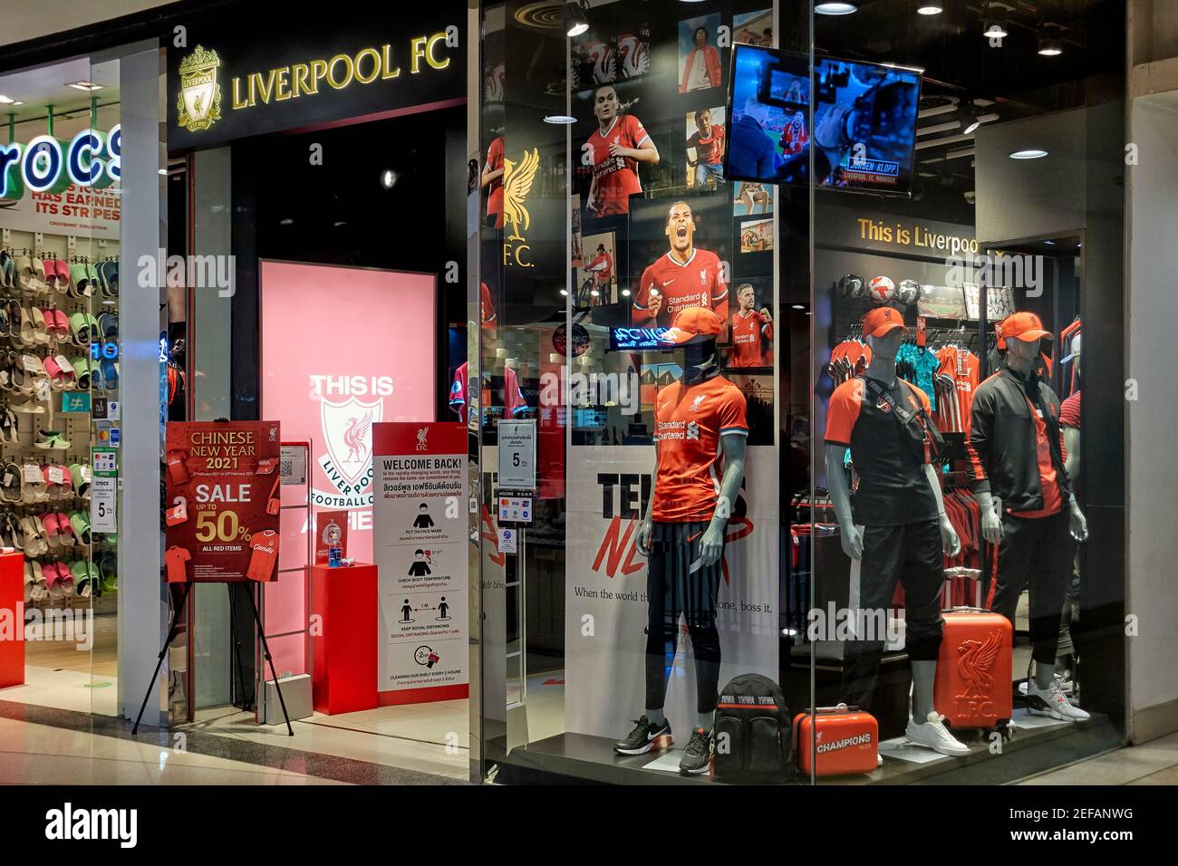 Liverpool FC Shop Verkauf von Ausrüstung und Zubehör der britischen Fußballmannschaft des LFC. Thailand Schaufenster Südostasien Stockfoto