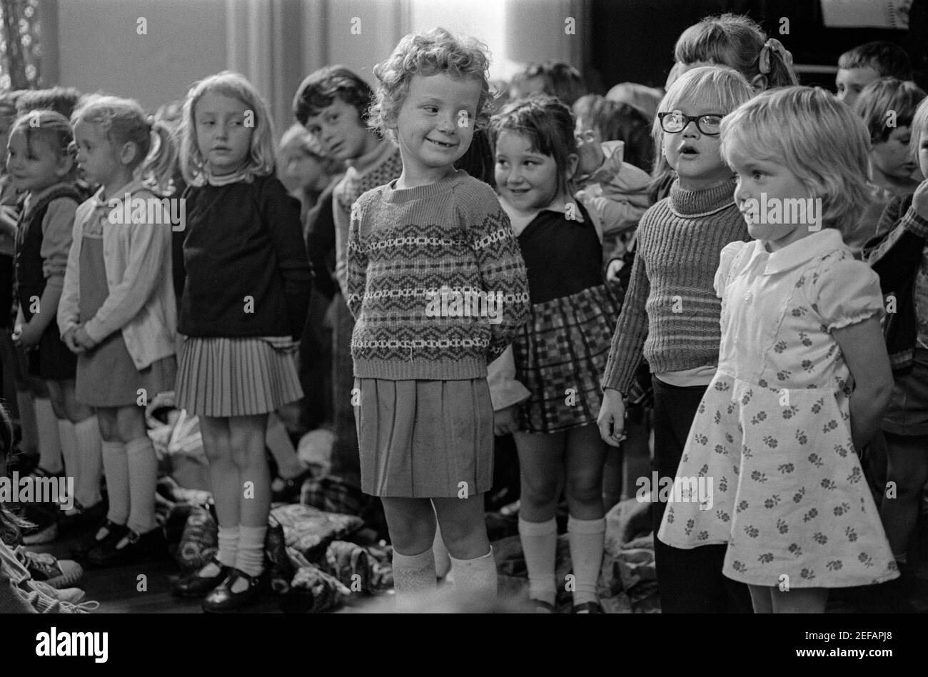 Kinder singen bei einer Erntefestversammlung, Crindau Primary School, Shaftesbury, Newport, South Wales, 1976 Stockfoto