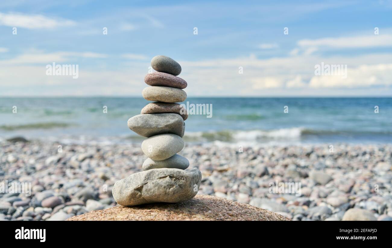 Steinhaufen als Zen-Meditationskonzept am Strand vorbei Das Meer Stockfoto