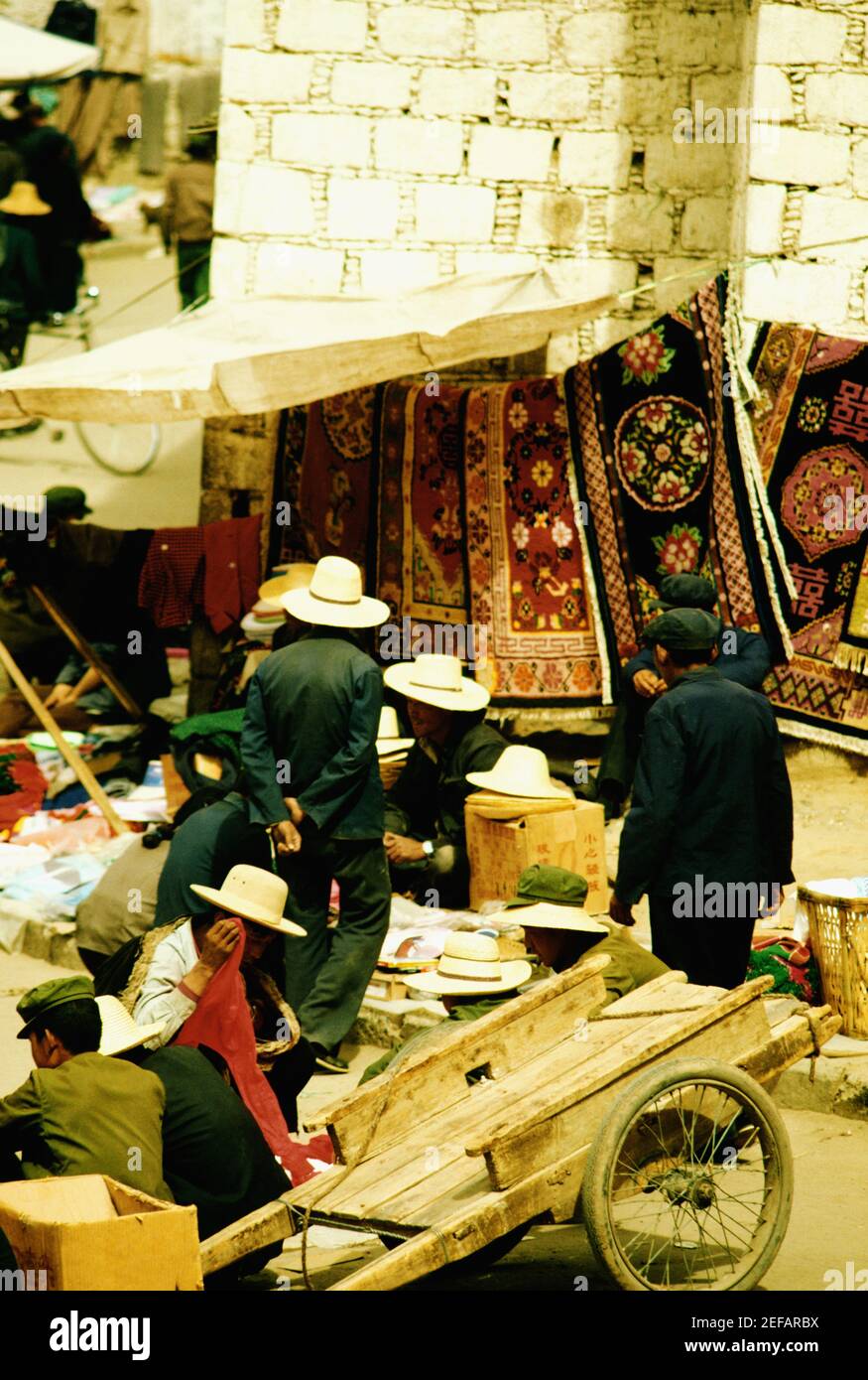 Gruppe von Menschen in einem Markt, Lhasa, Tibet, China Stockfoto