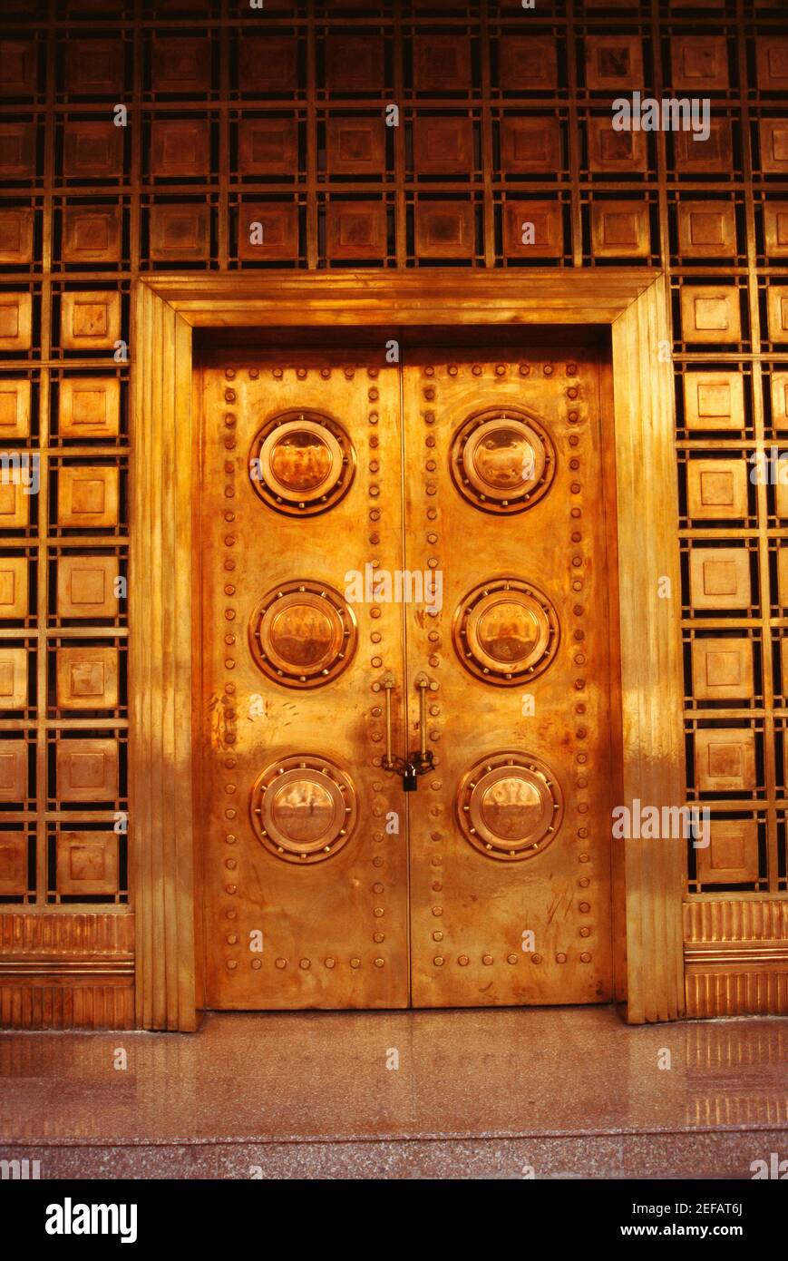Geschlossene goldene Tür einer Bank, Yangon, Myanmar Stockfoto