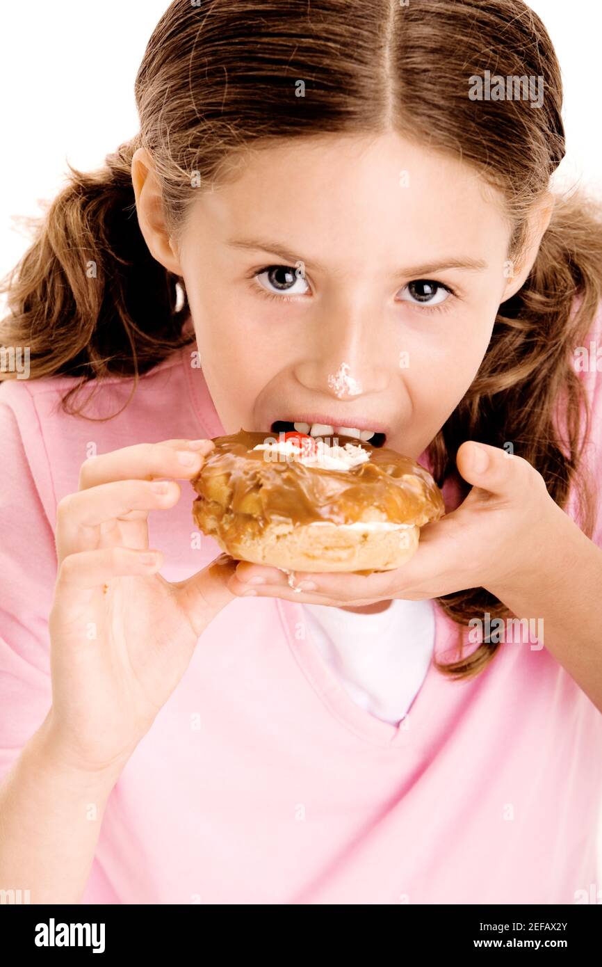 Portrait eines Mädchens, das einen Donut isst Stockfoto