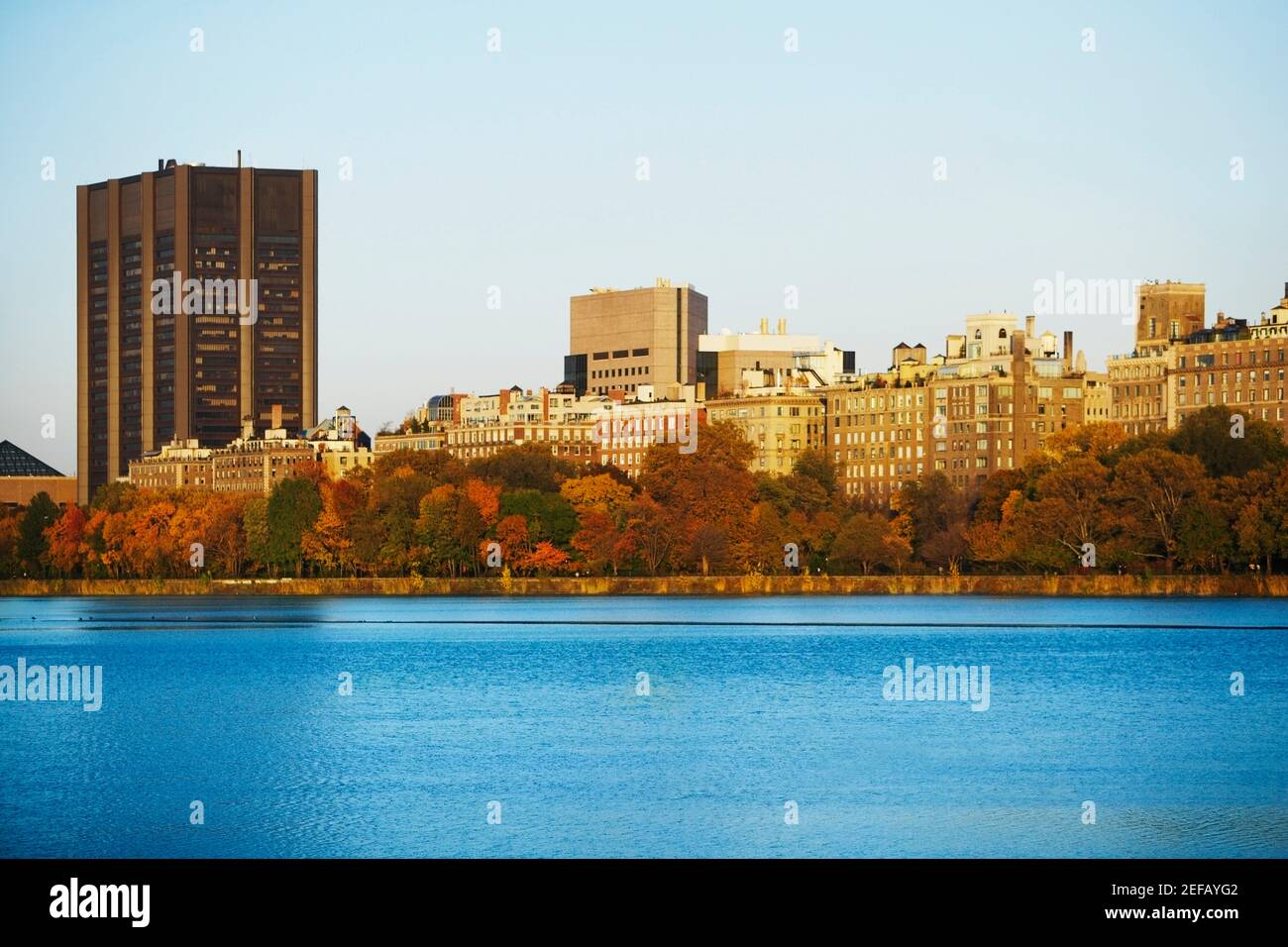 Gebäude am Wasser, Central Park, Manhattan, New York City, New York State, USA Stockfoto