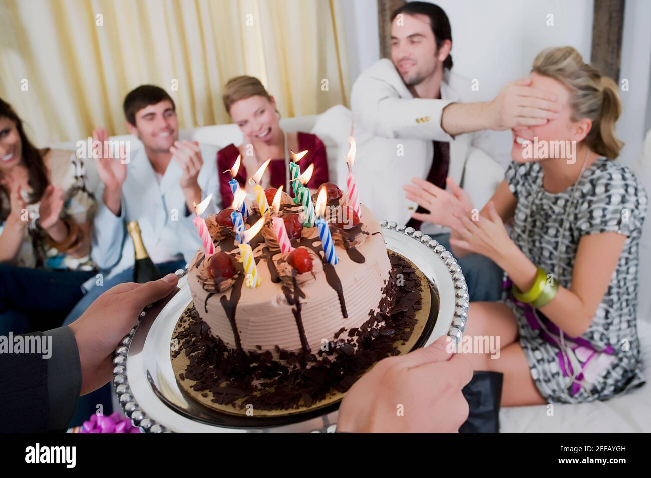 Junge Frau feiert Geburtstag mit ihren Freunden Stockfoto