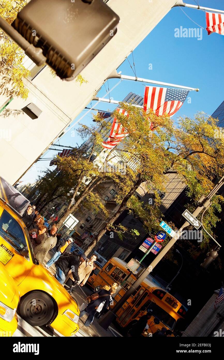 Amerikanische Flagge flattert auf einem Gebäude, Fifth Avenue, Manhattan, New York City, New York State, USA Stockfoto