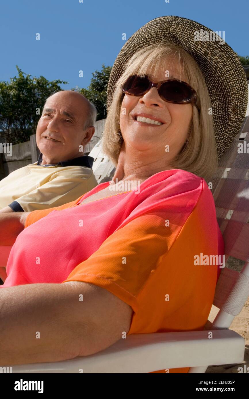 Ein älteres Paar sitzt auf Stühlen Stockfoto