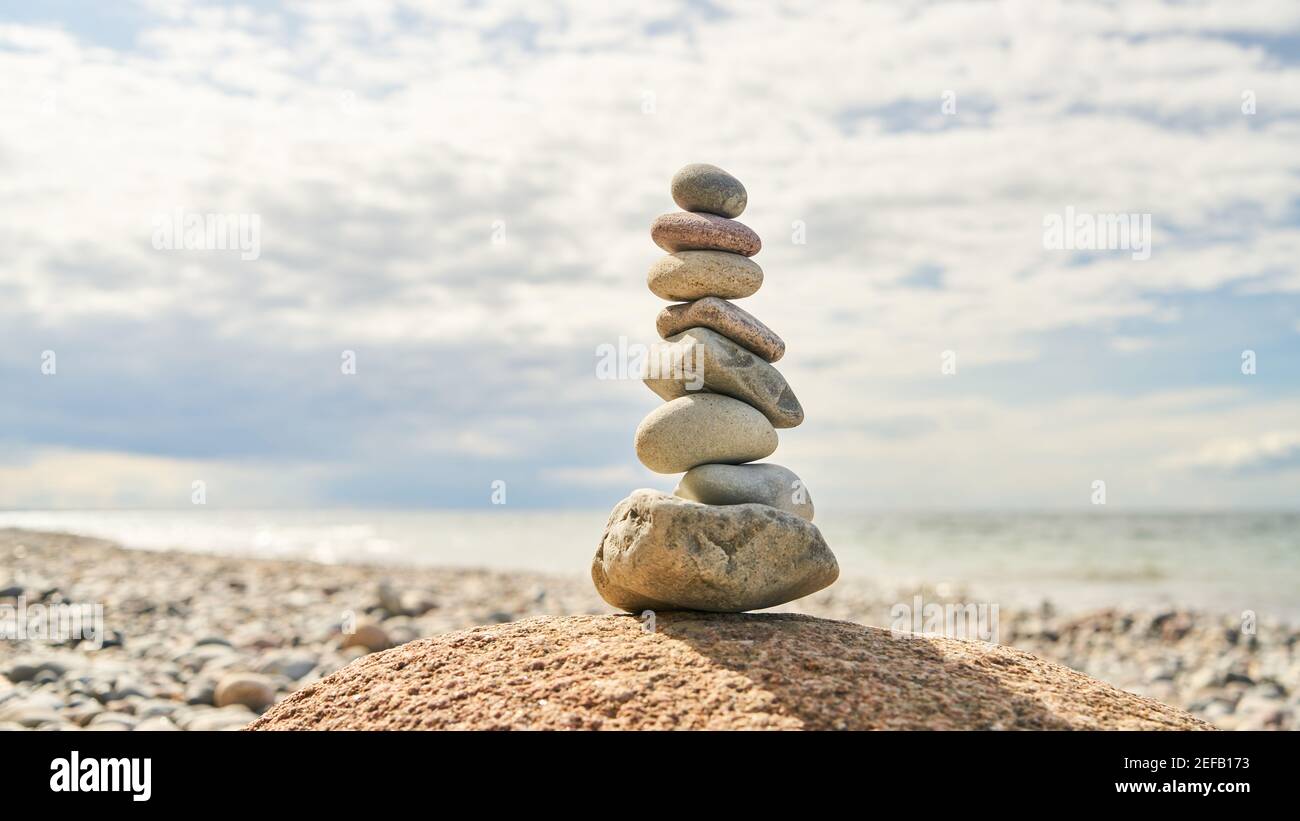 Gestapelte Steine im Gleichgewicht als Buddhismus und Zen-Konzept Am Meer Stockfoto