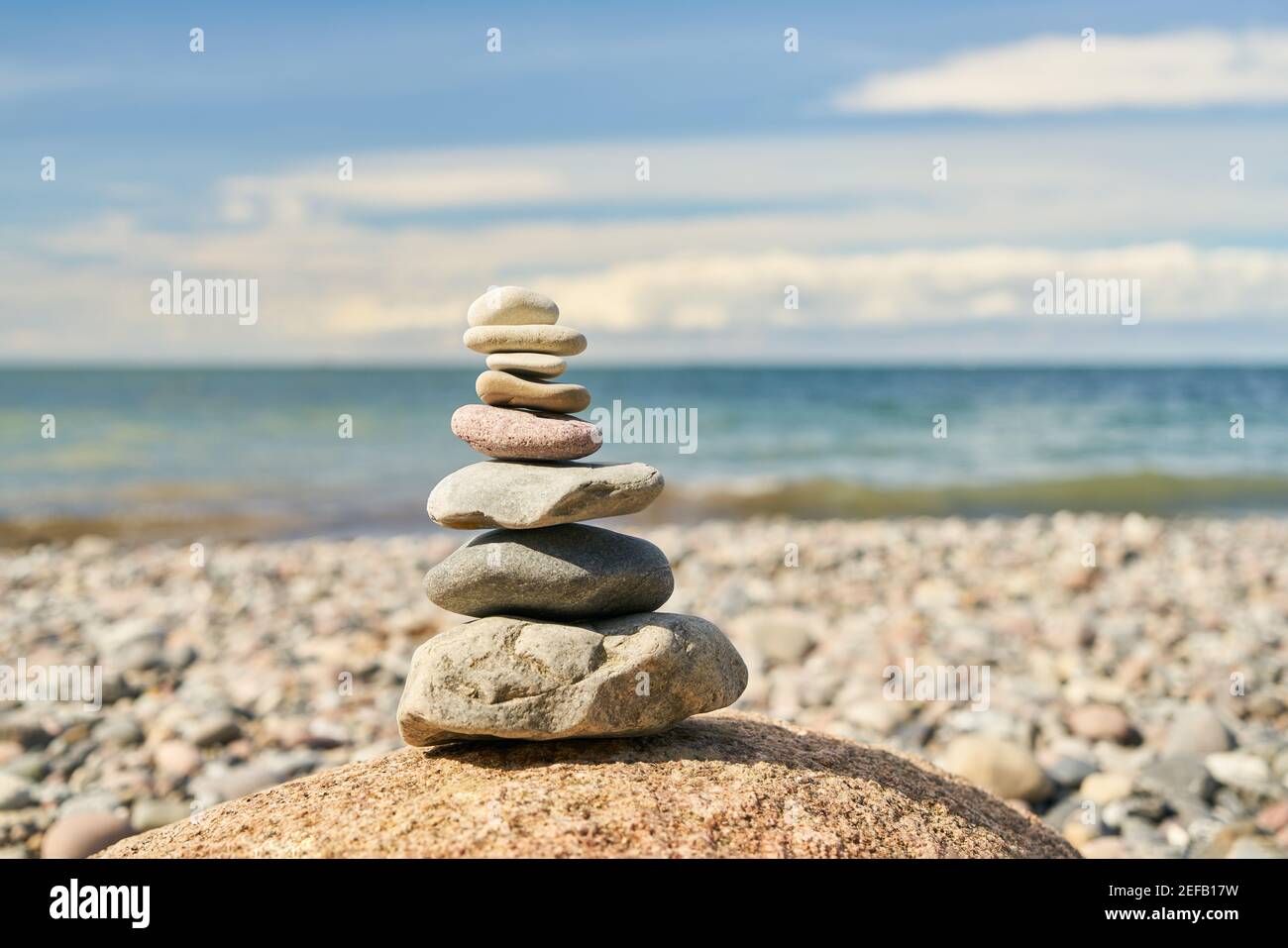 Balance und Balance zen Konzept mit Haufen von Steinen auf Der Strand der Ostsee Stockfoto