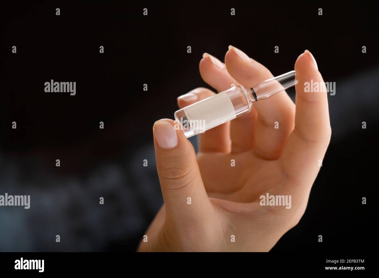 Nahaufnahme einer Ärztin, die eine Ampulle hält Stockfoto