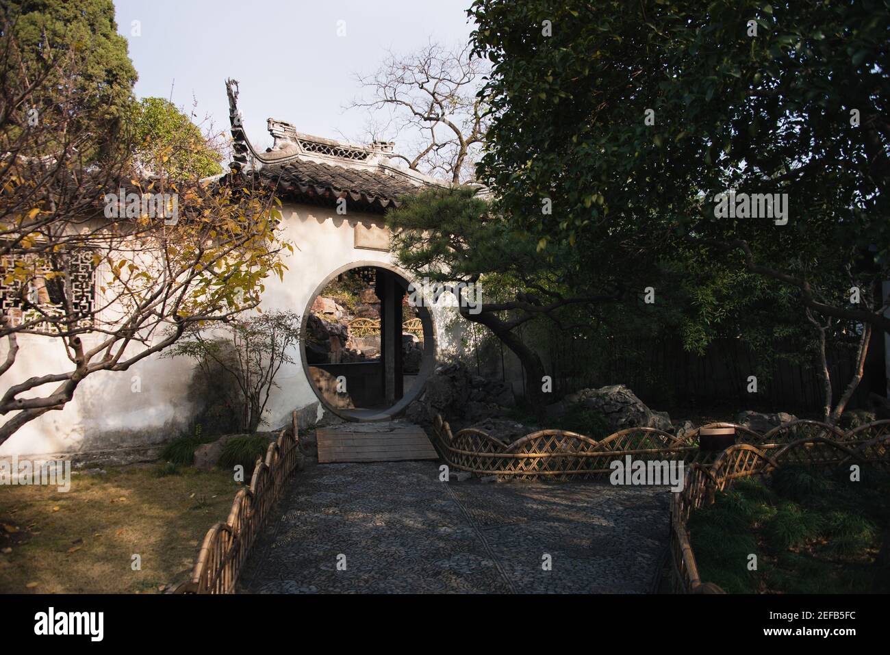 Der Eingang des Retreat-Gartens für Paare (Ou Yuan), der auf 1616 erbaut wurde, ist ein klassischer Garten in Suzhou, Jiangsu, China. Stockfoto